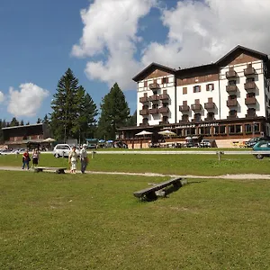 https://hotel-lavaredo.hotelinveneto.com